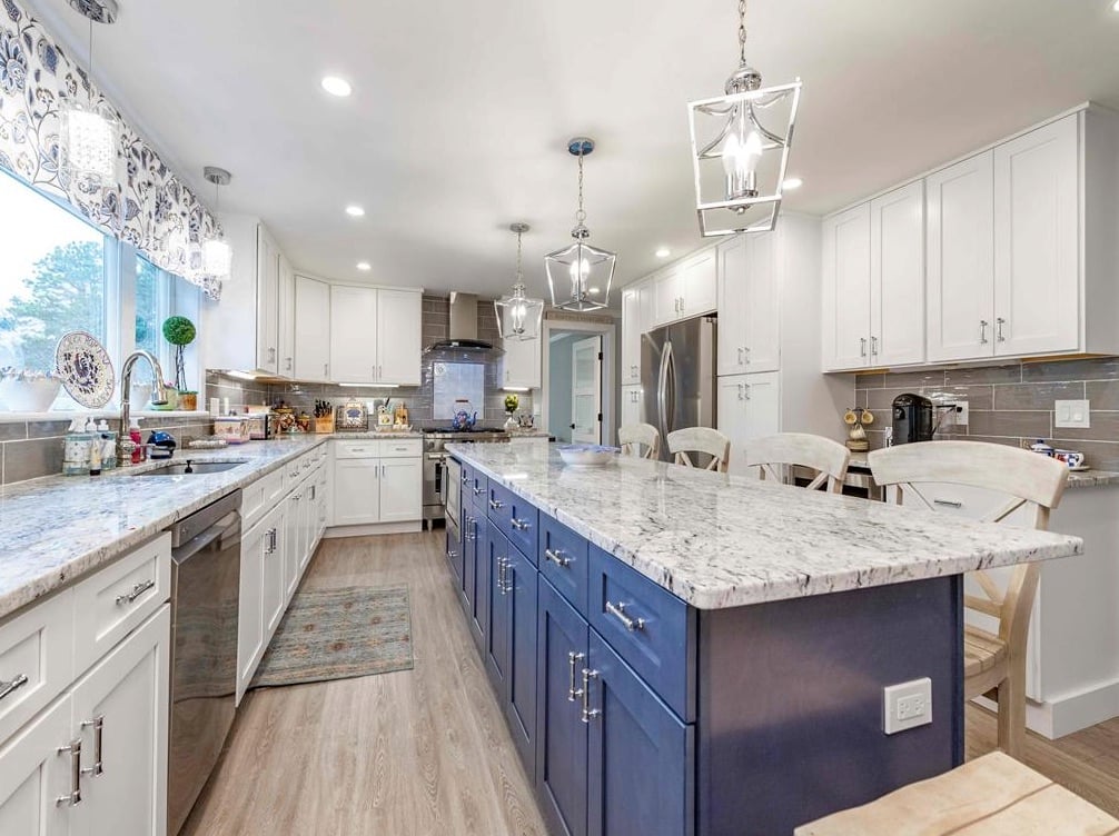 6 Schoolhouse Ln