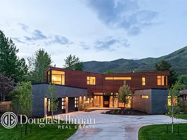 1330 Mountain View Dr