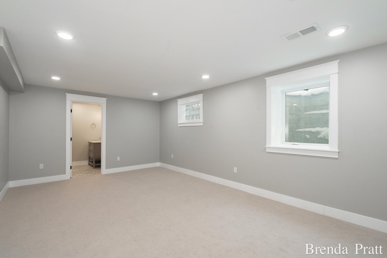  1045 Cambridge Dr SE