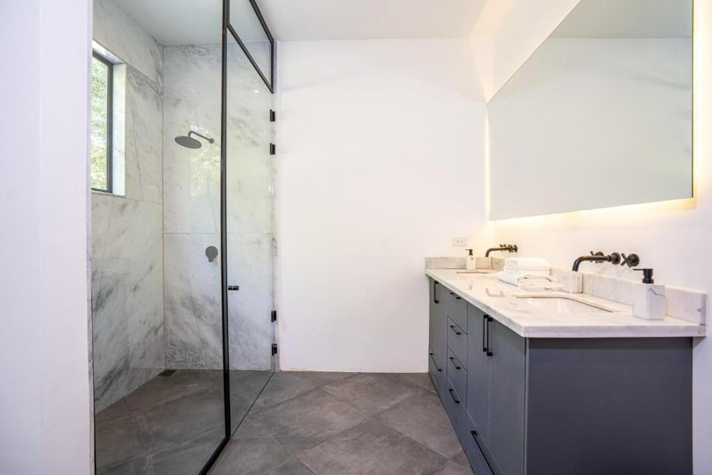 Casa Vista Verde | Contemporary 3-Bed Luxury Home with Pool in Exclusive Catalina Cove