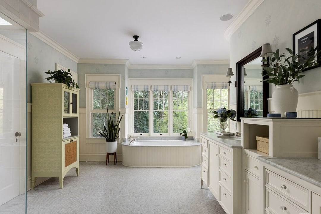 Mandeville Canyon Rd, 90049