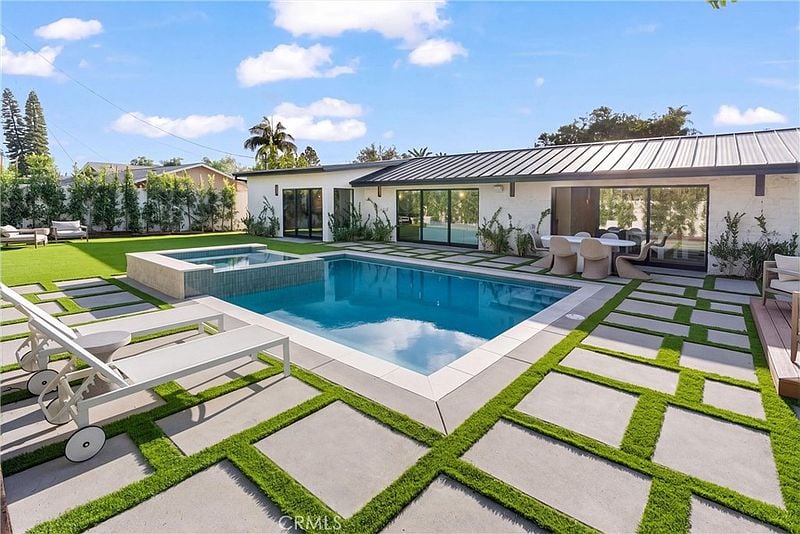 3080 Country Club Dr