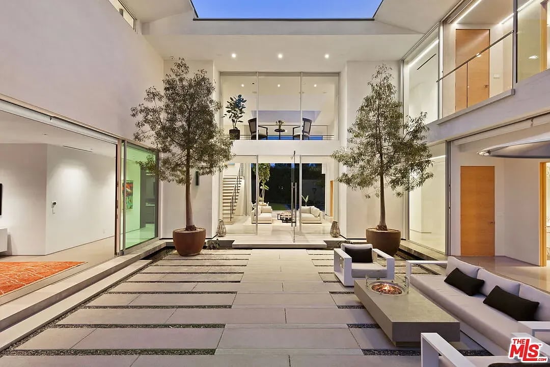 835 San Vicente Blvd