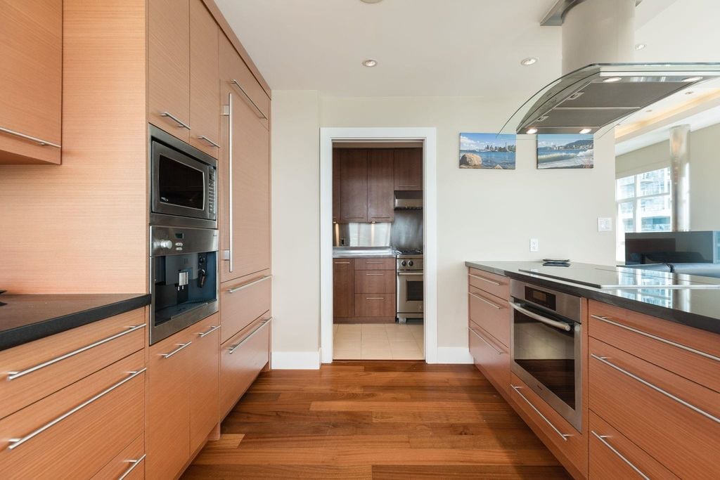480 Robson St, #1901