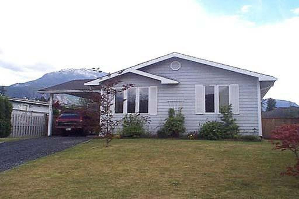 1002 Edgewater Cres