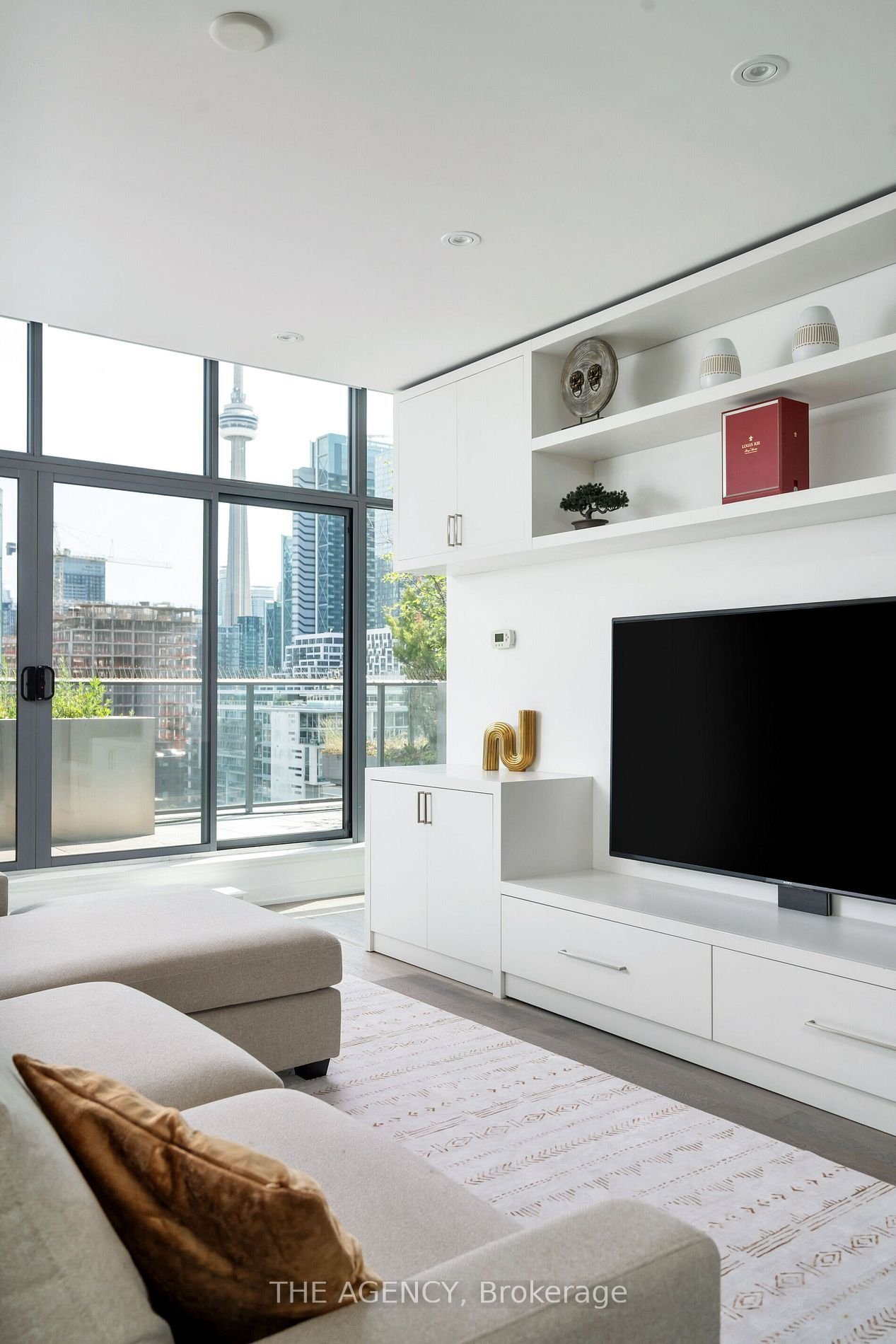 KING WEST LUXURY 