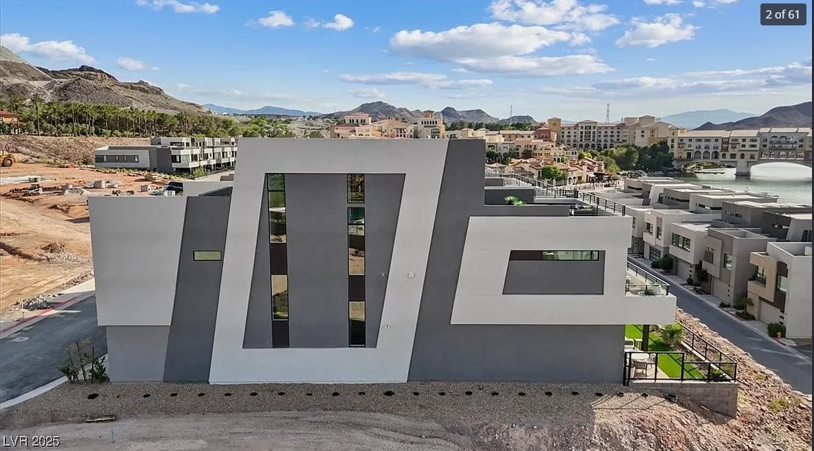 Extraordinary Waterfront Home in Vegas ! 