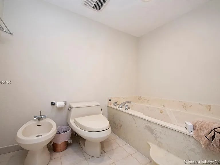 520 Brickell Key Dr #A721