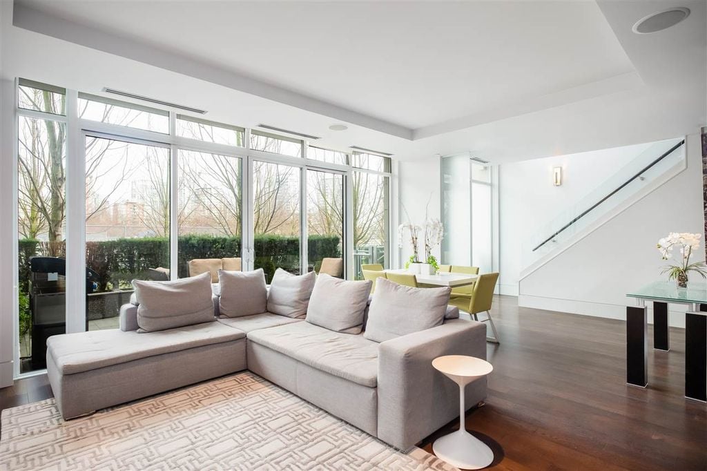 286 Beach Crescent