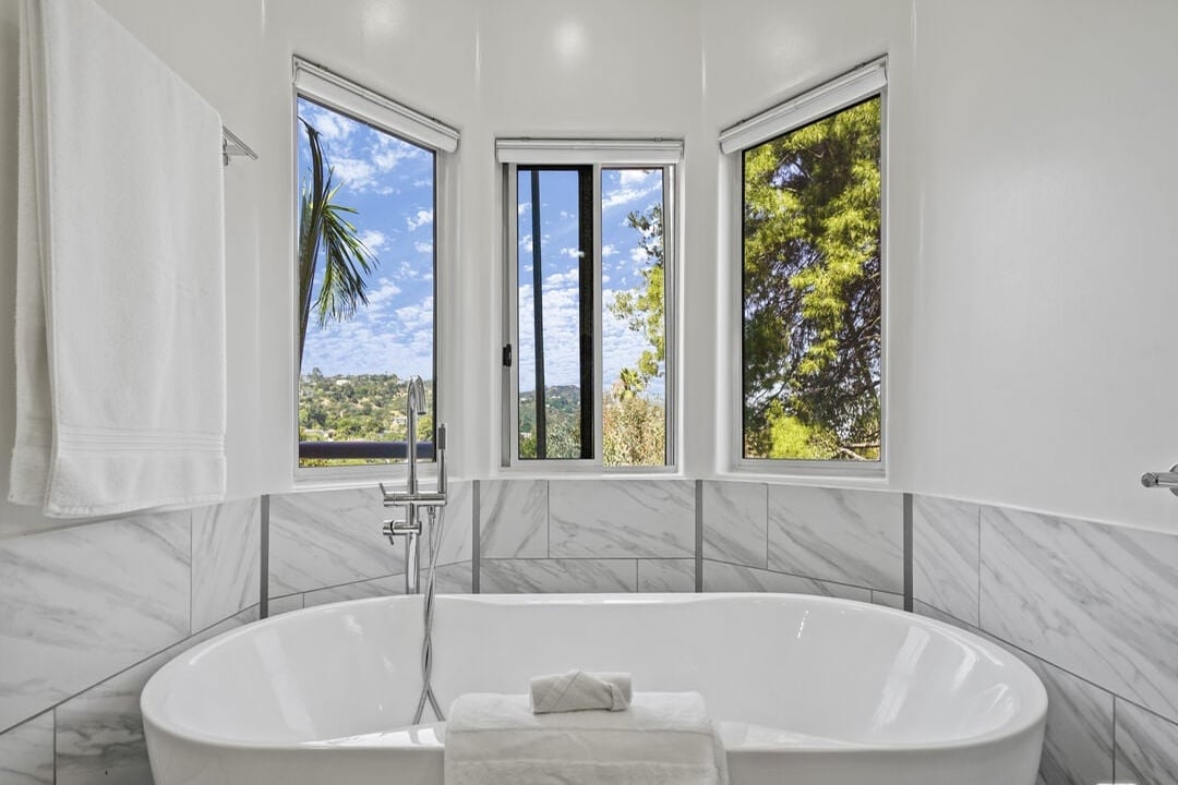 Solaris Manor, N Knoll Dr, 90068