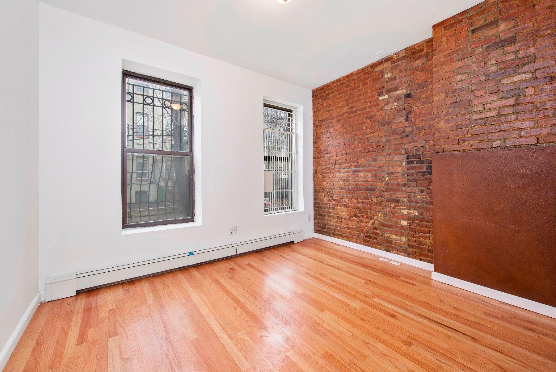 851 Hart St