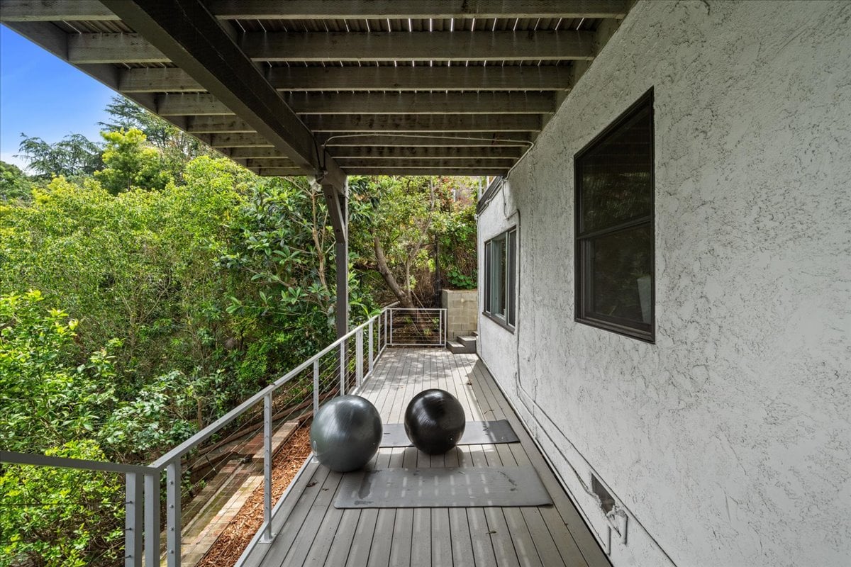 Lake Hollywood 4 + 2 Spanish Home with Views 