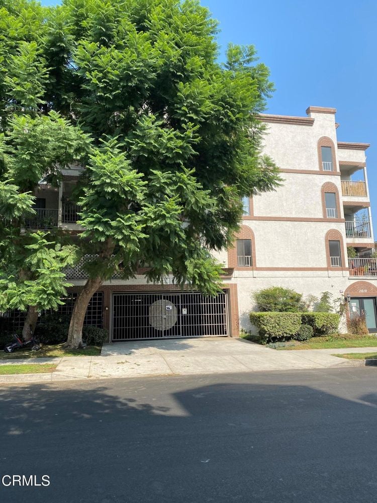 1616 Granville Ave, Unit 205