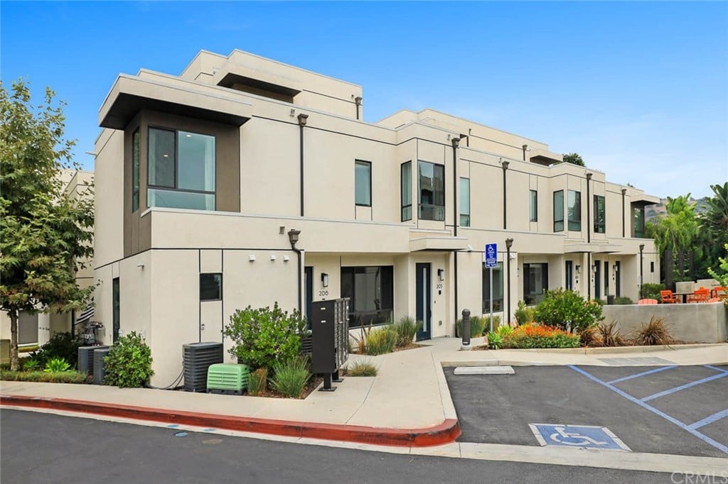 118 S Avenue 50, Unit 204