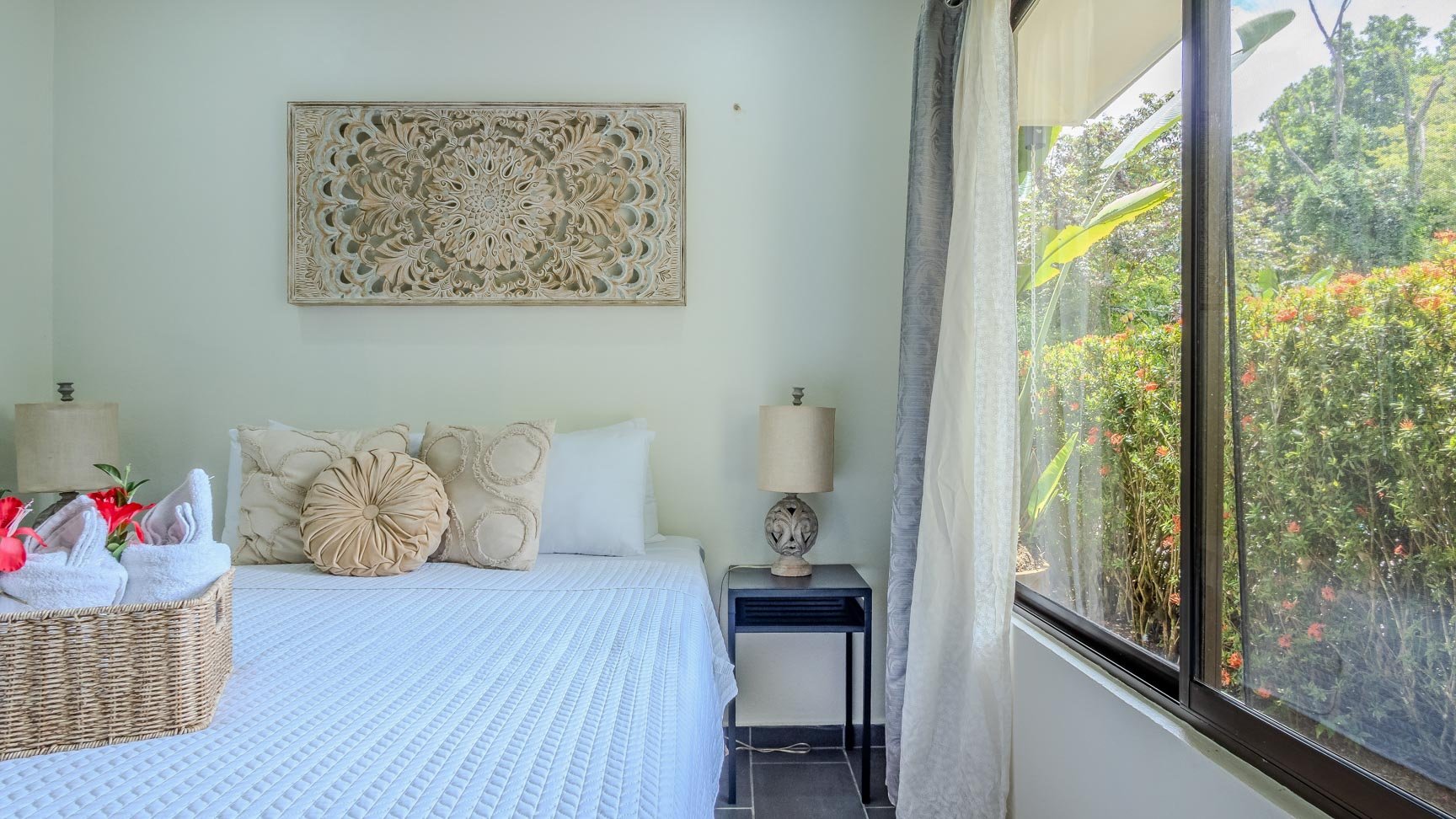 Tropical 3-Cabin Home with Pool and Gardens in the Heart of Uvita