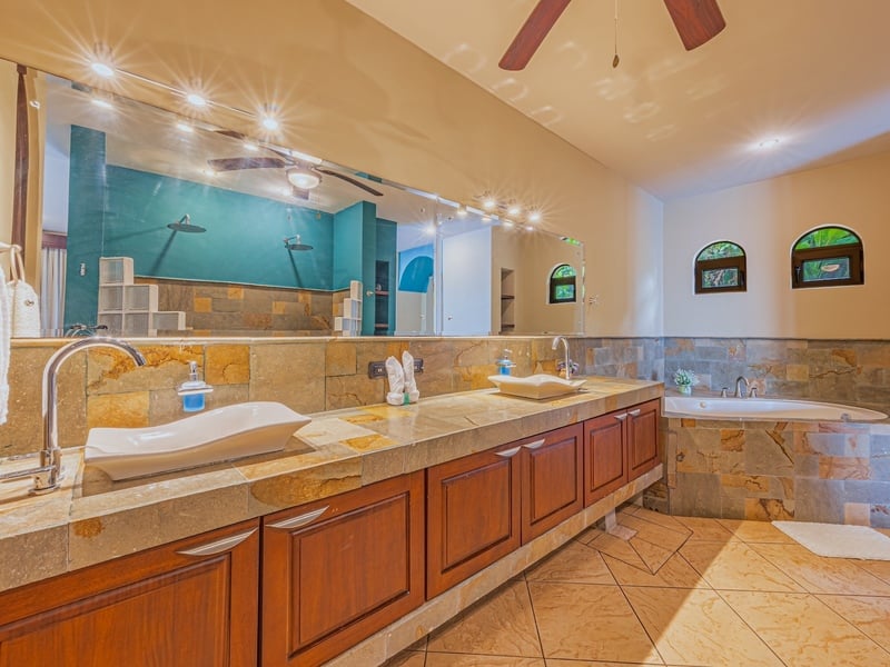 Villa Pacifica: Luxury Oceanview Retreat Steps from the Beach