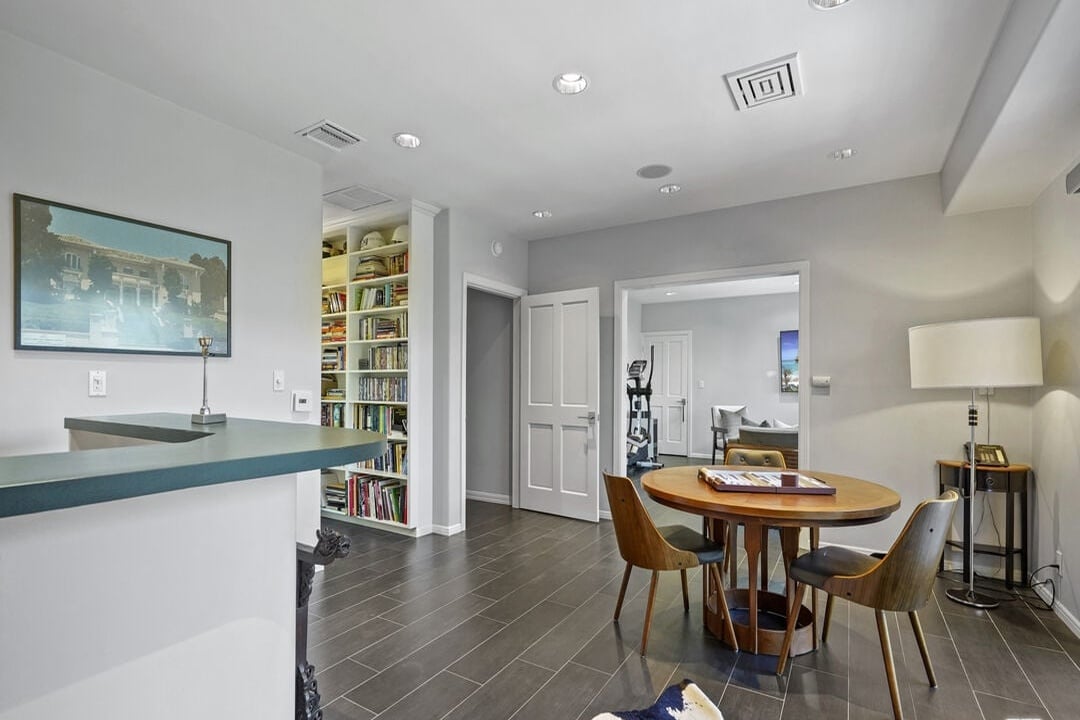 Solaris Manor, N Knoll Dr, 90068