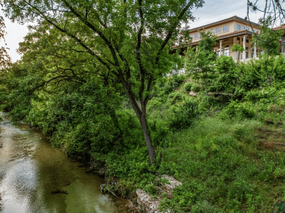 Lease Today and Enjoy 6 WEEKS FREE!