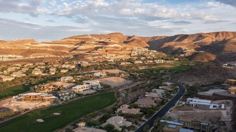 What is the main difference between semi-custom and fully custom homes in MacDonald Highlands?