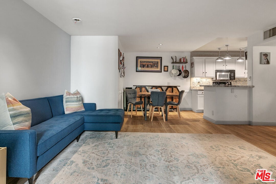 8535 W West Knoll Dr, #103