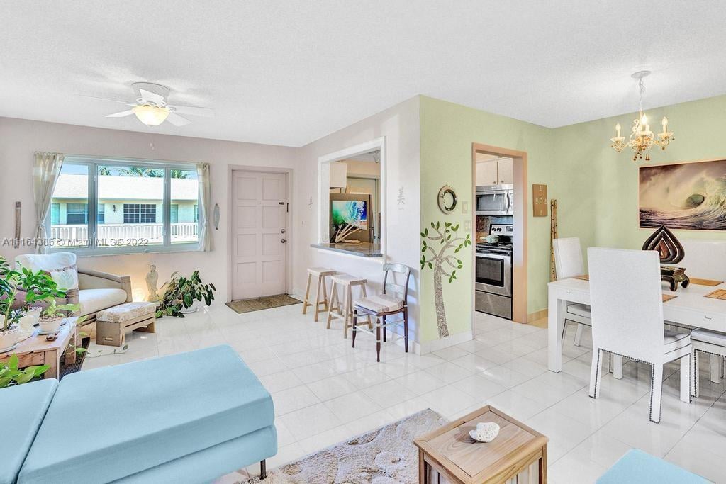 2120 NE 42nd St APT 8A