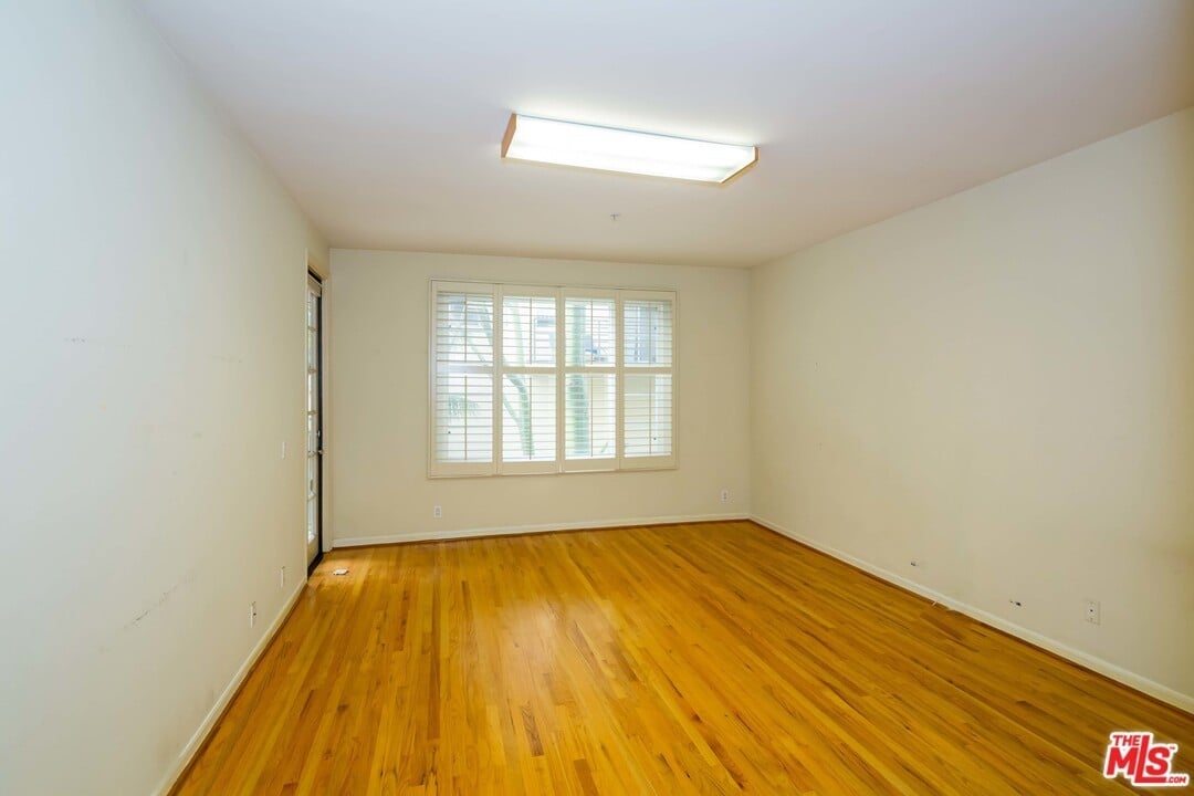 117 N Gale Dr #202