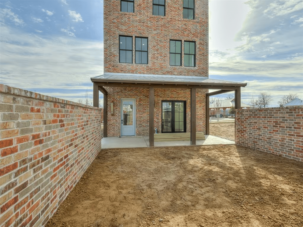 The Ultimate Lakefront Retreat on Water Street – Carlton Landing, Oklahoma - Wyatt Poindexter - The Agency