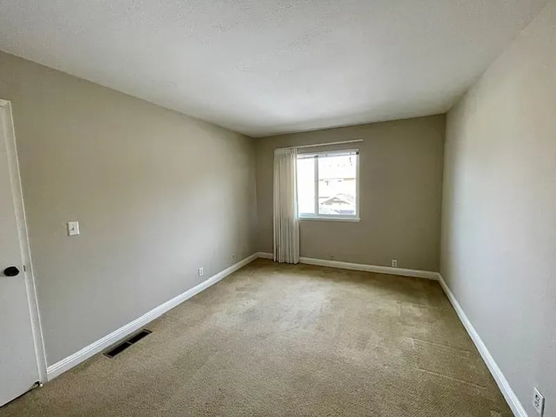  2 Comstock Queen Ct