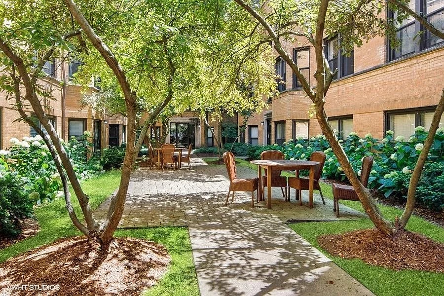 7635 N Greenview Ave APT 1W