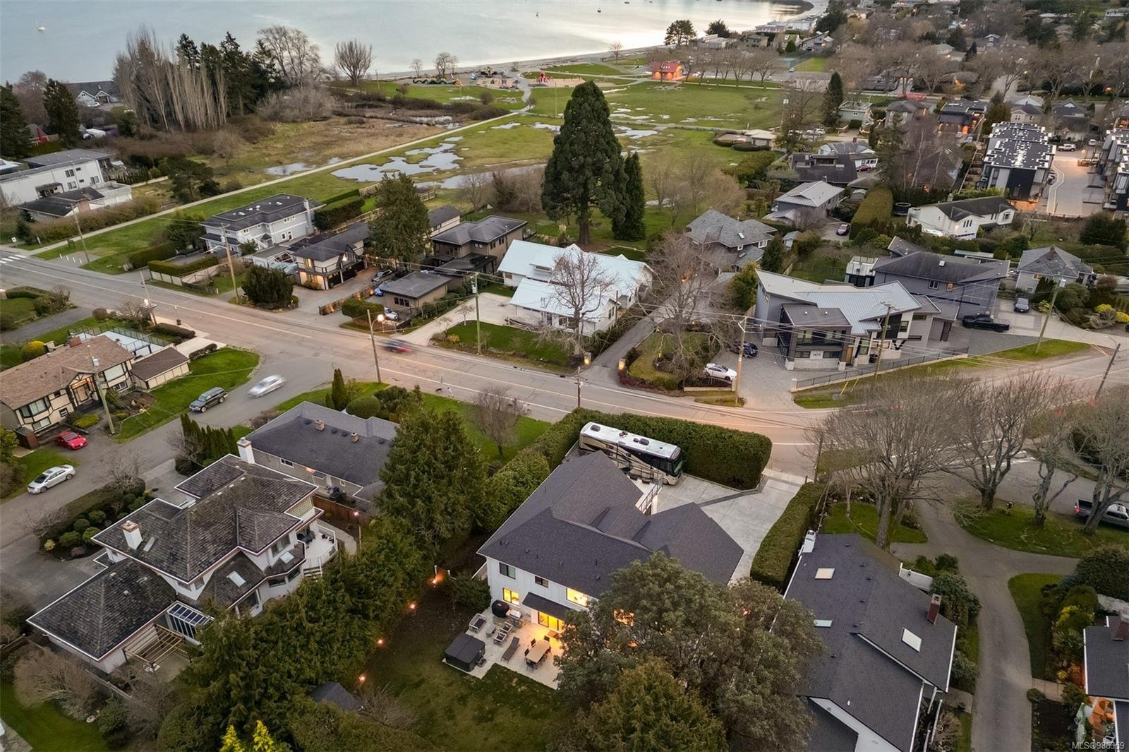 3880 Cadboro Bay Rd