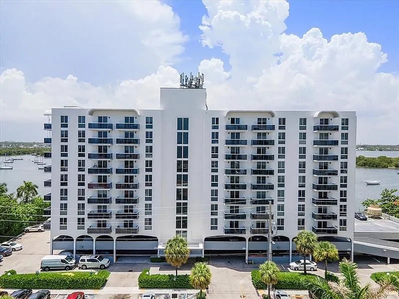 7928 W Dr