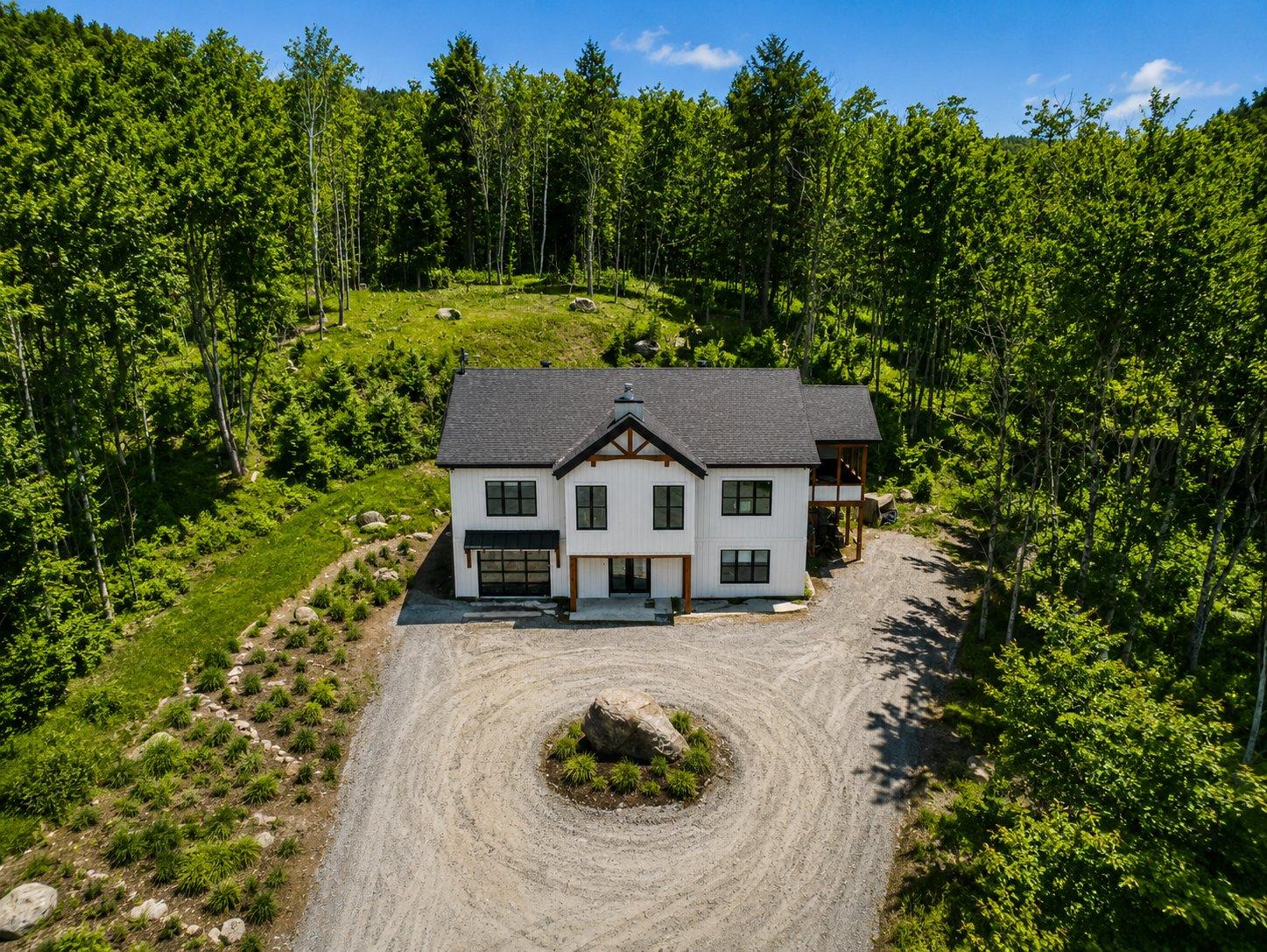 Contemporary Retreat Between Sky and Forest