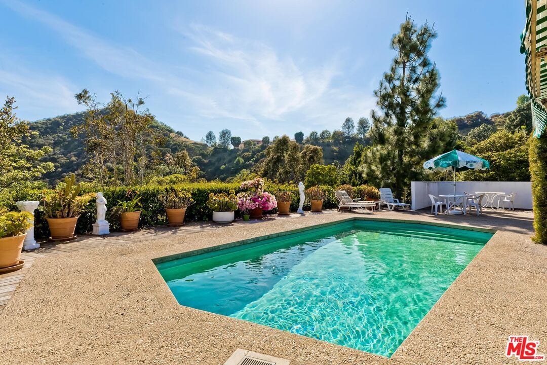 2296 Betty Ln