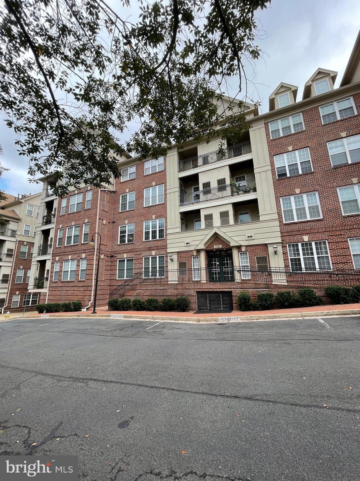 1321 N Adams Ct #304