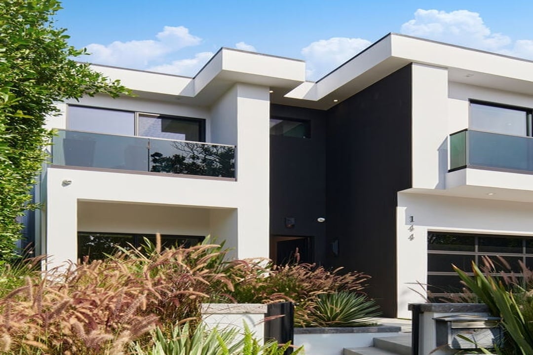 N Bowling Green Way, 90049