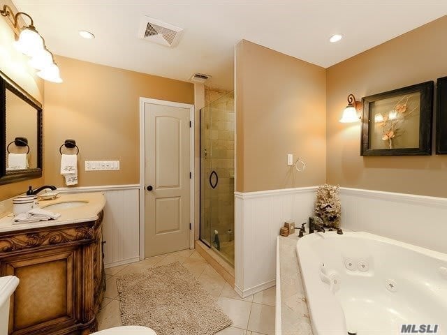 40 Stirrup Ln, Syosset