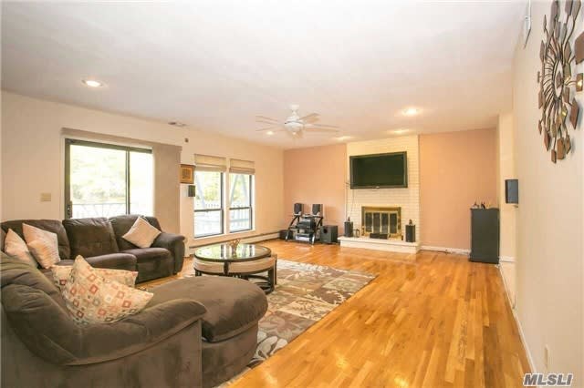 10 Golf Ct, Syosset