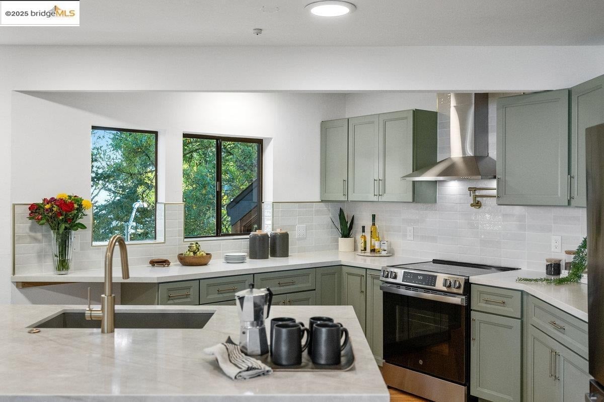 2112 Manzanita Dr