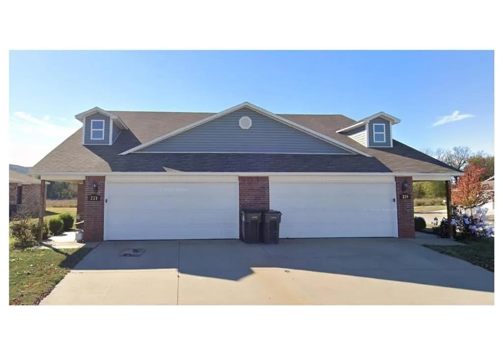 219 & 221 E Anabranch Ct