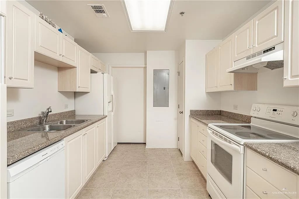 111 E Hacienda Blvd