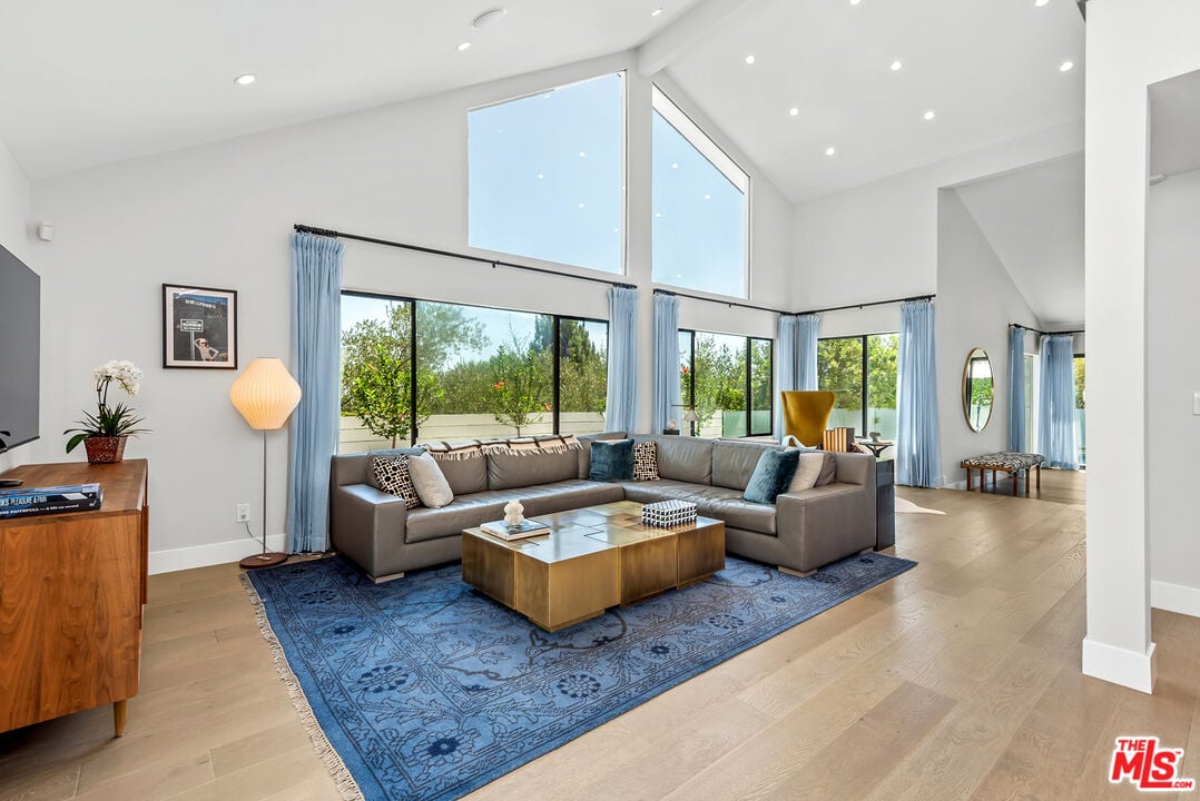 Mount Olympus Dr, 90046