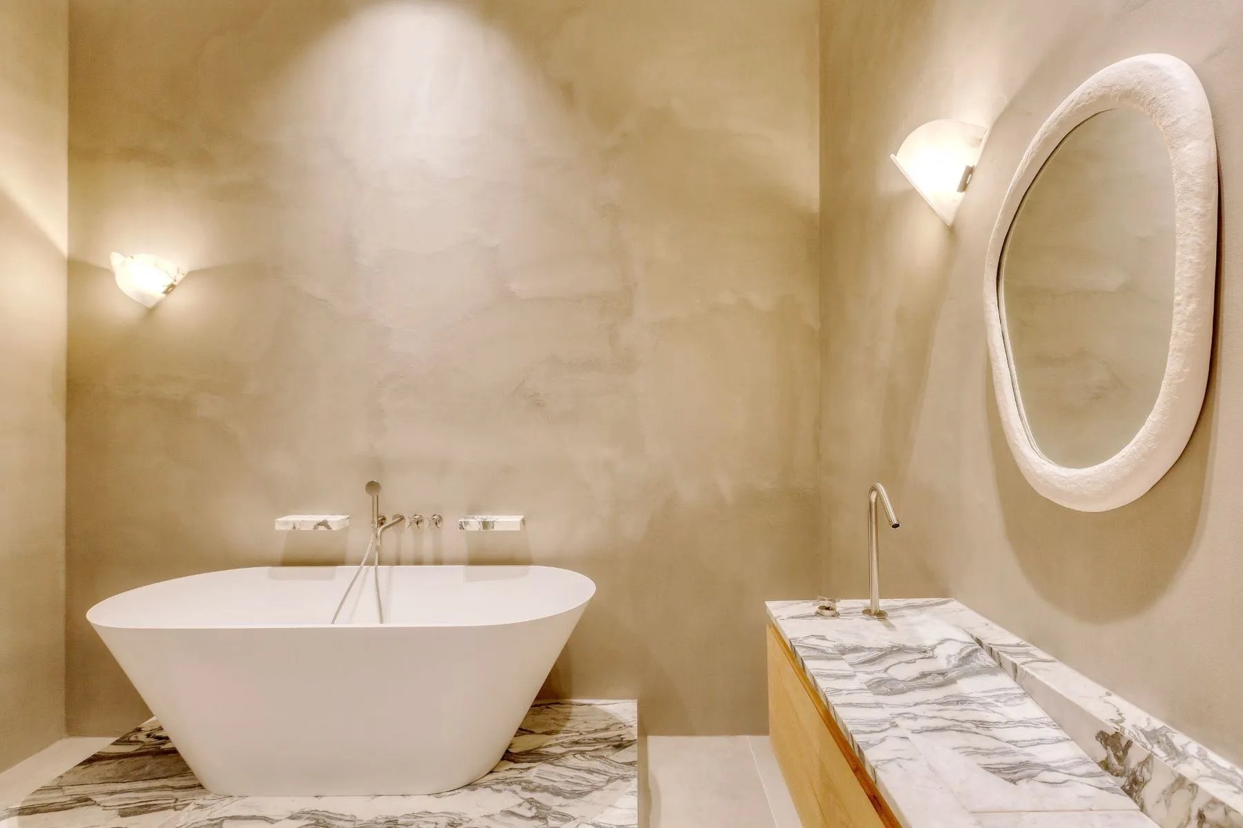 Paris VI - rue de TOURNON - Superb renovated apartment with exceptional volumes.