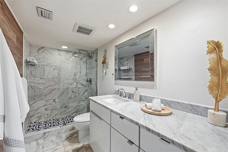 1700 Ocean Dr APT 202V