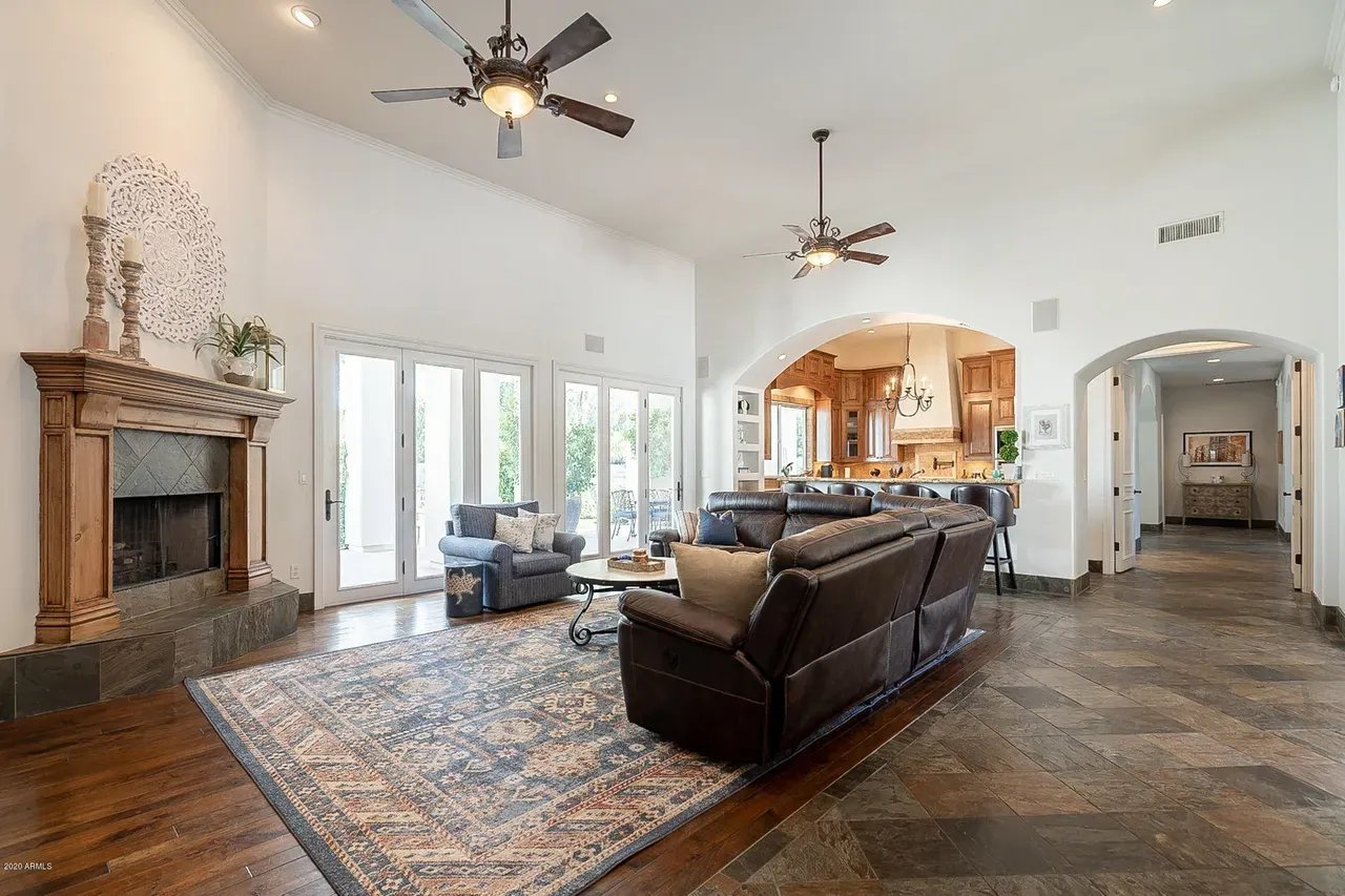 6115 E SHANGRI LA Rd