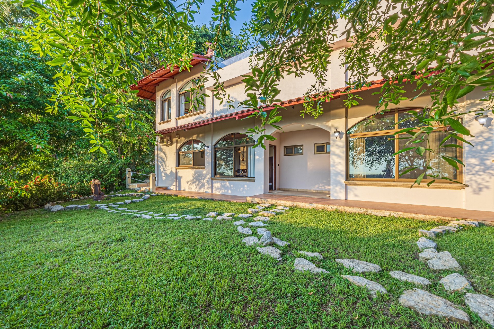 Villa Pacifica: Luxury Oceanview Retreat Steps from the Beach