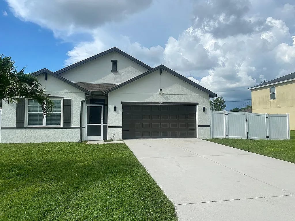 1227 SW 29th St