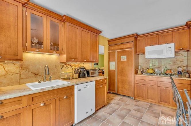 21 W Francis Ave