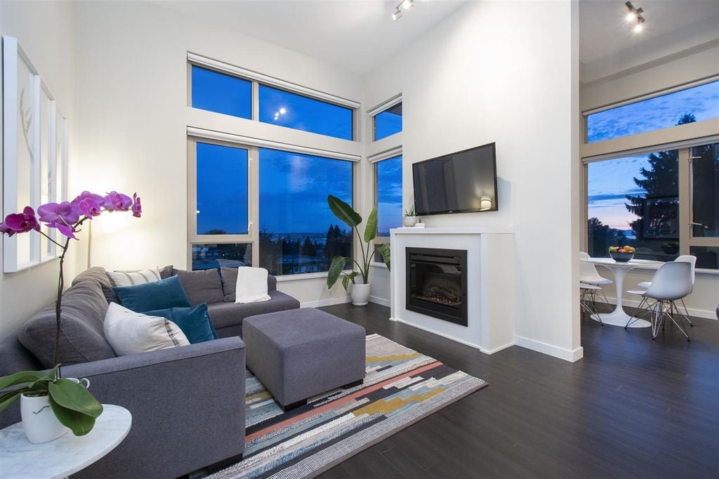 119 W 22nd St, #406