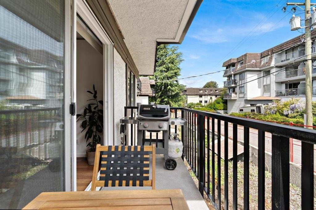 270 W 1st St, #202