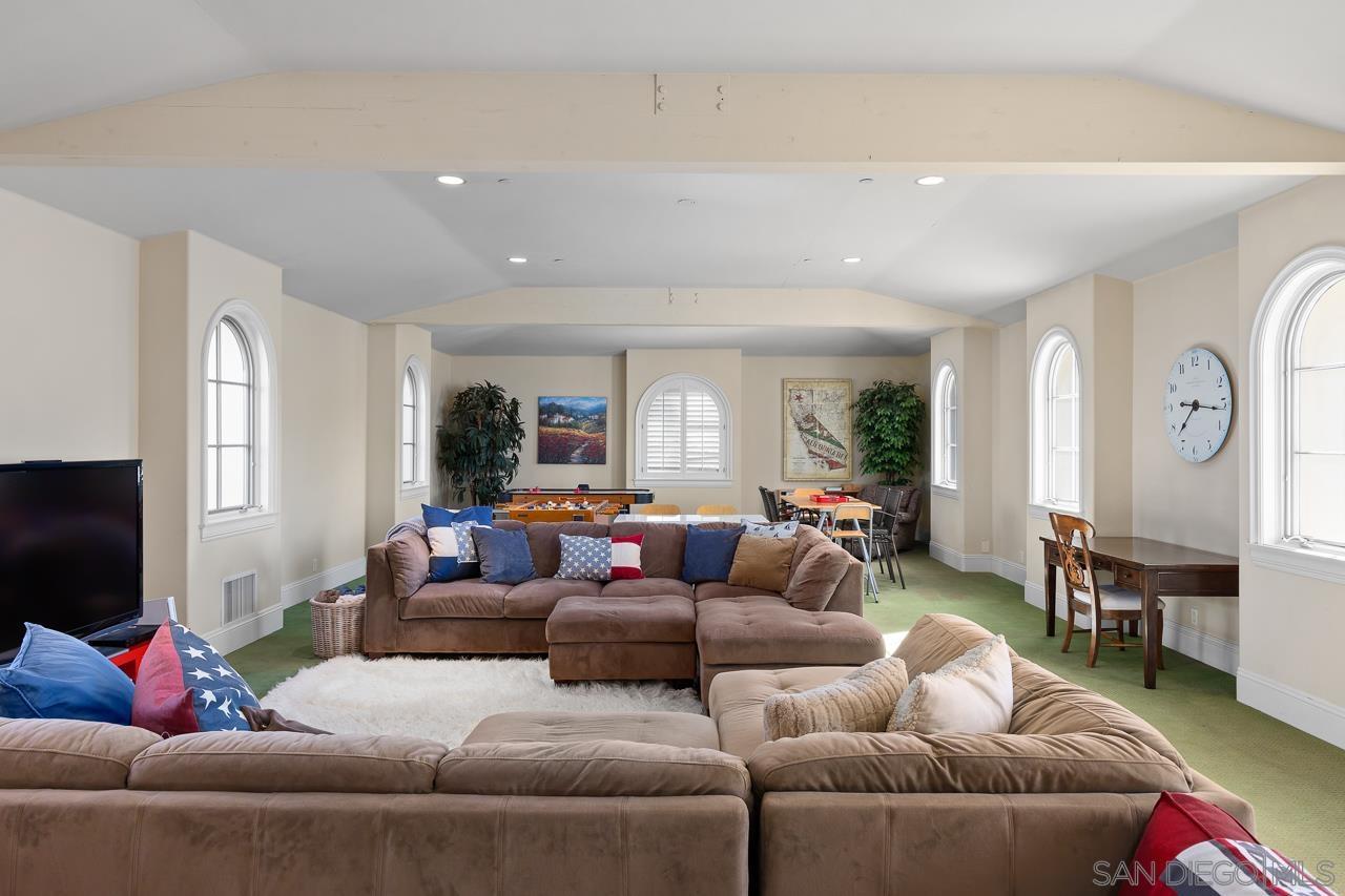 9860 La Jolla Farms Rd